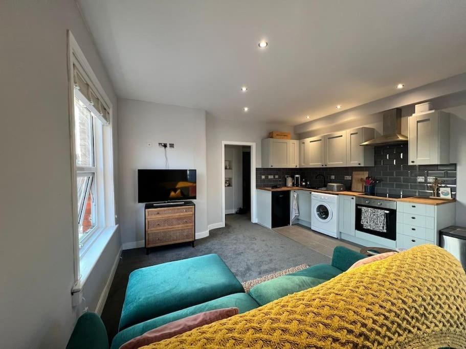 Bright, First Floor, One Bedroom Flat In Wimborne Wimborne Minster Extérieur photo