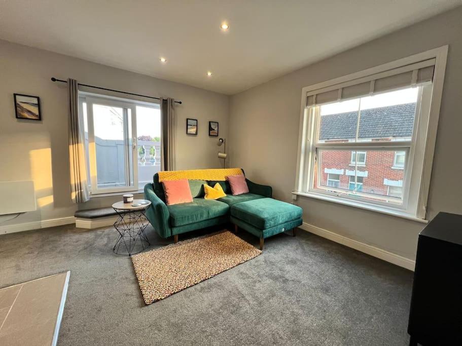 Bright, First Floor, One Bedroom Flat In Wimborne Wimborne Minster Extérieur photo